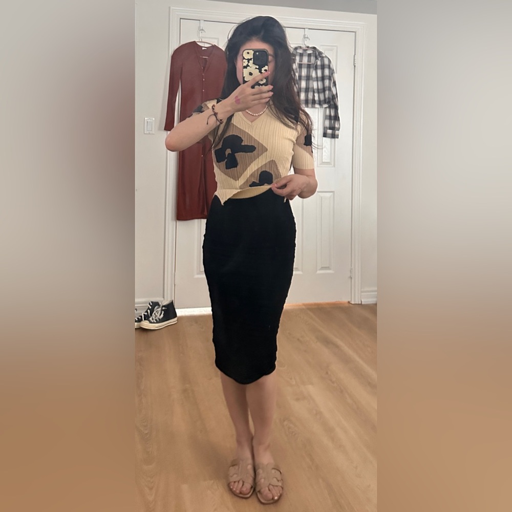 Elegant v neck top beige and black small to xsmall